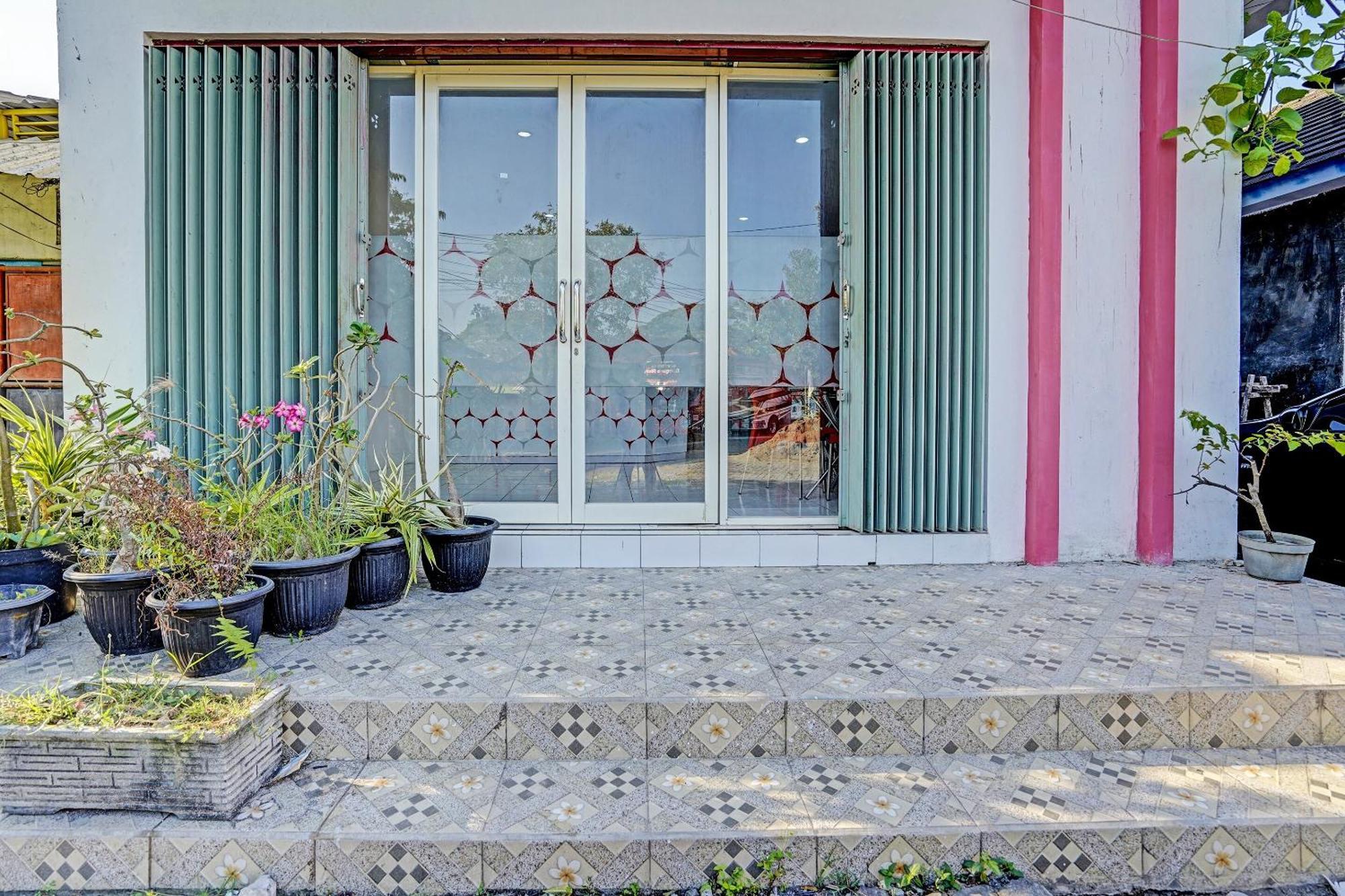 Oyo Life 91594 Bungah Residence Syariah Gresik Eksteriør bilde